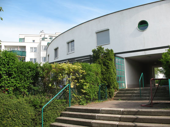 Durchgangsbereich in der Siedlung Brünner Straße im Vordergrund Stiegen