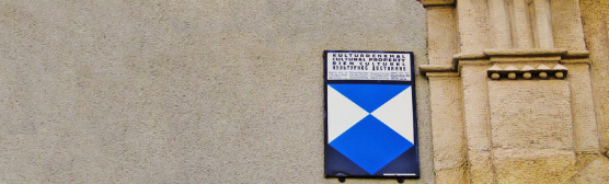 Die blau/weiße Kulturschutztafel an einer Hausmauer