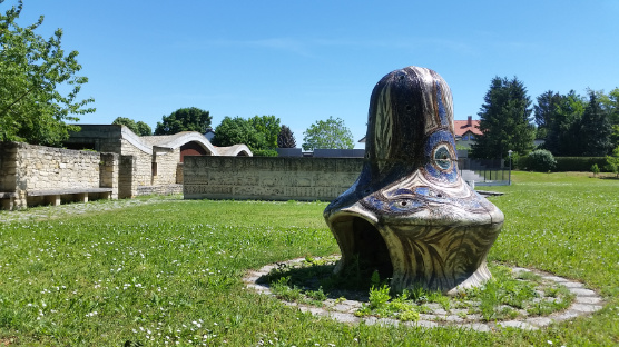 Steinzeug-Spielhäuschen aus dem Freibad Wien-Floridsdorf, 1967 vor der Ausstellungsalle in Sommerein