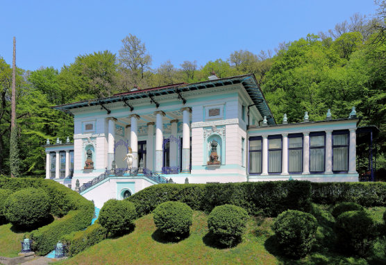 Villa Otto Wagner I Farbaufnahme des heutigen Zustands als Ernst Fuchs-Museum mit türkisen Farbakzenten
